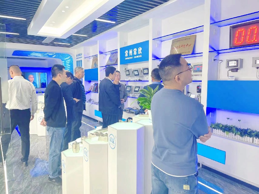 熱烈祝賀中國(guó)重型機(jī)械工業(yè)協(xié)會(huì)橋式起重機(jī)專業(yè)委員會(huì)九屆八次理 事會(huì)暨十屆一次會(huì)員大會(huì)在江蘇省常州市召開(kāi)順利召開(kāi)并圓滿結(jié)束！